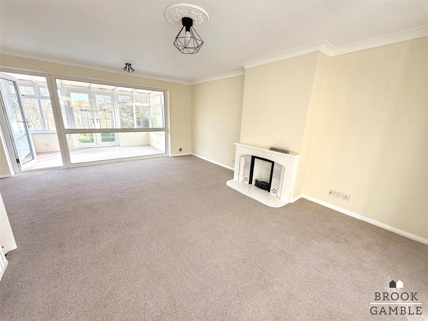 2 Bedroom Bungalow. Bailey Crescent in Eastbourne,  10